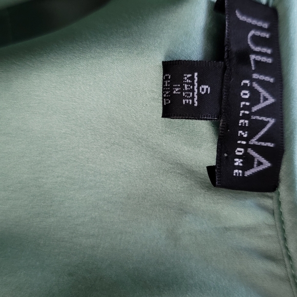 Sleeveless Button Back Blouse - Picture 9 of 10